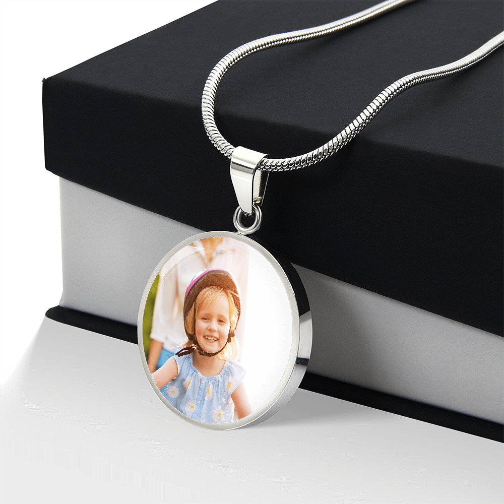 "Custom Photo Necklace – Personalized Round Pendant with Engraving"
