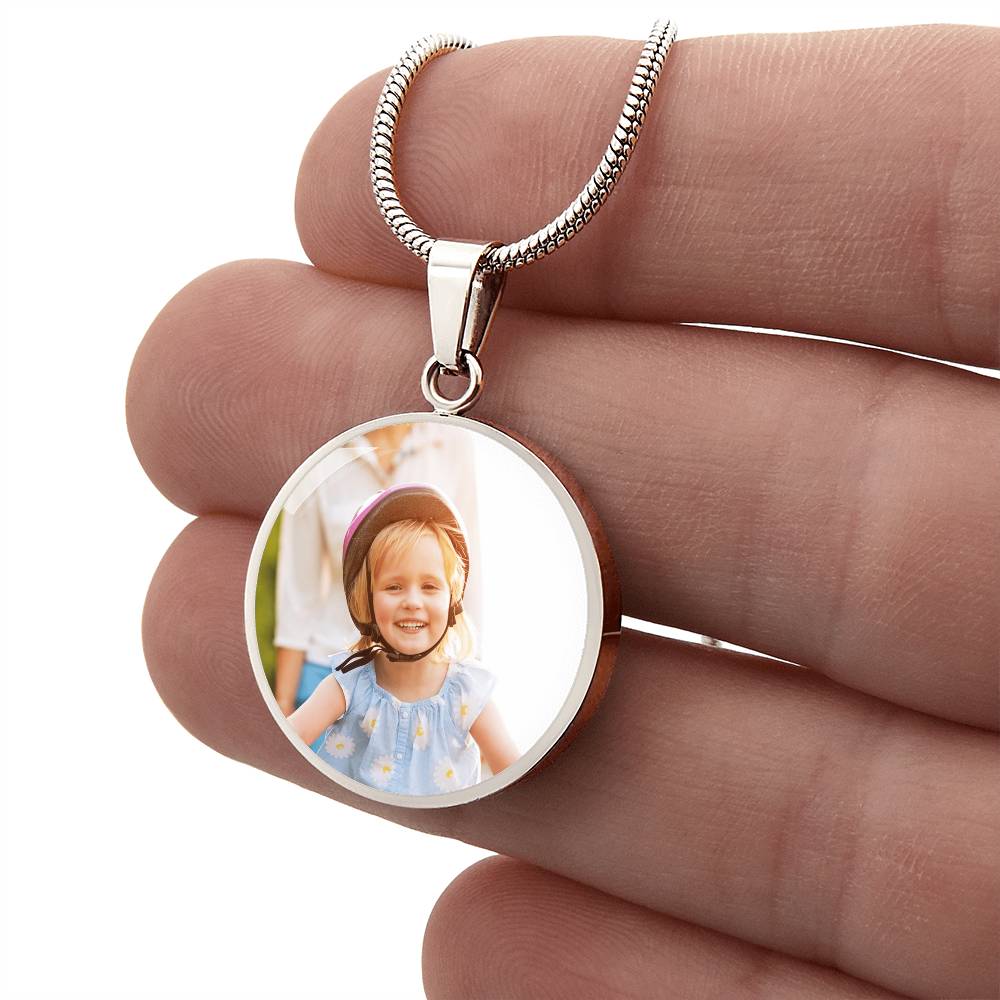 "Custom Photo Necklace – Personalized Round Pendant with Engraving"